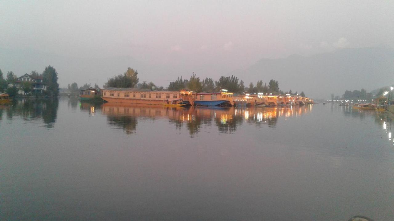 לינה וארוחת בוקר Srīnagar Houseboat Dunhill מראה חיצוני תמונה