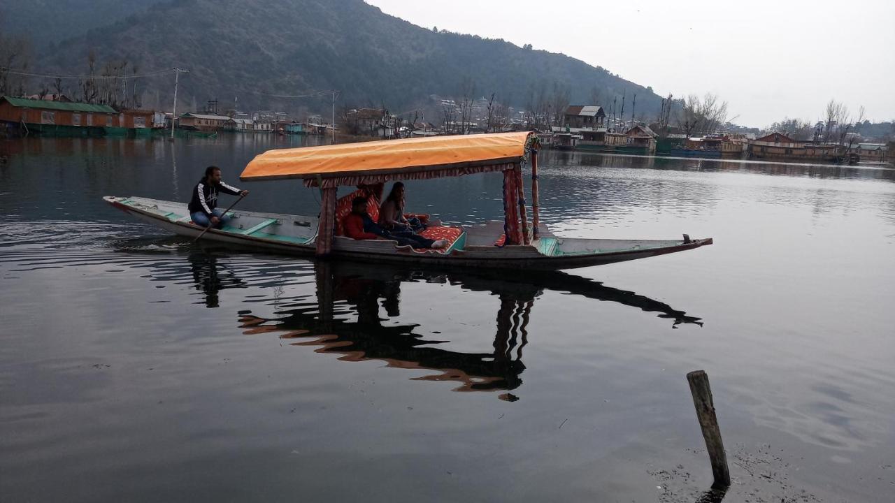 לינה וארוחת בוקר Srīnagar Houseboat Dunhill מראה חיצוני תמונה