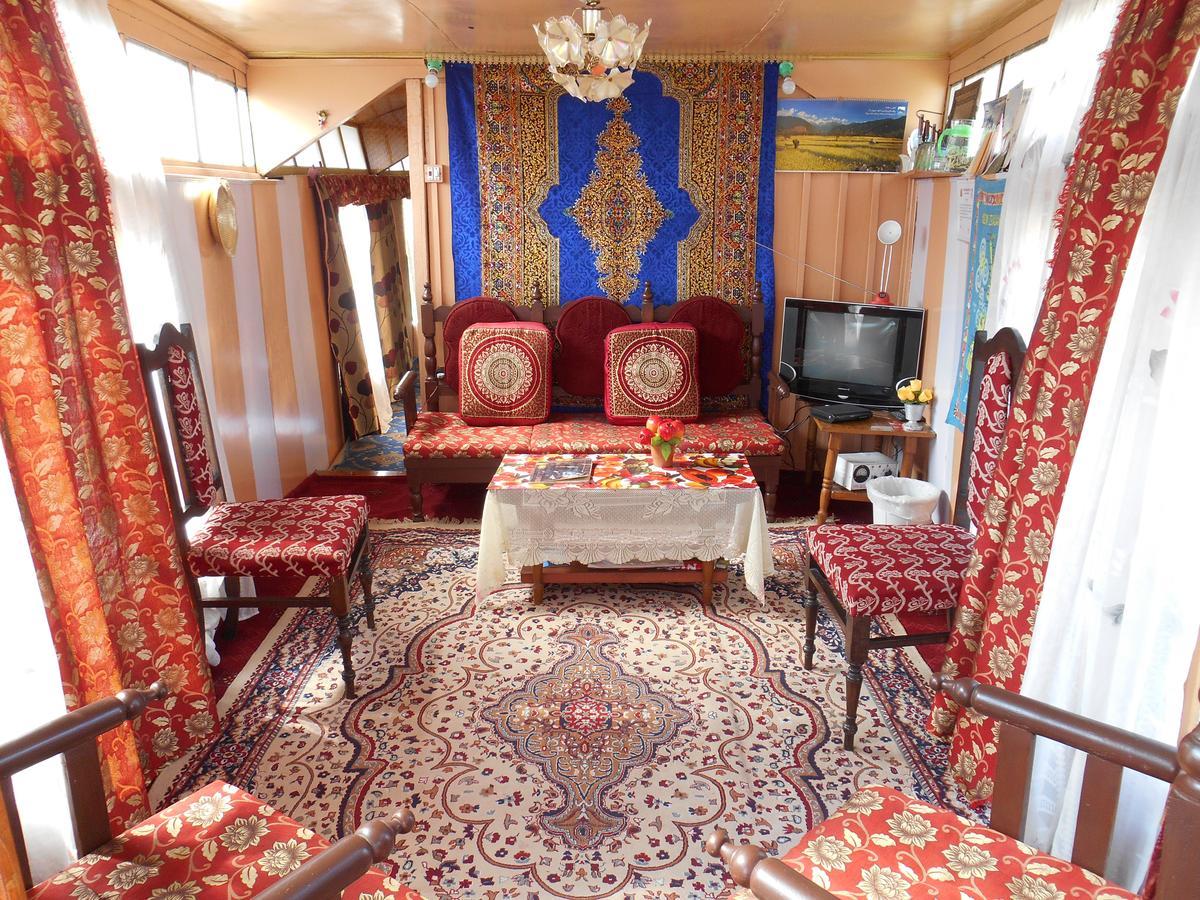 לינה וארוחת בוקר Srīnagar Houseboat Dunhill מראה חיצוני תמונה