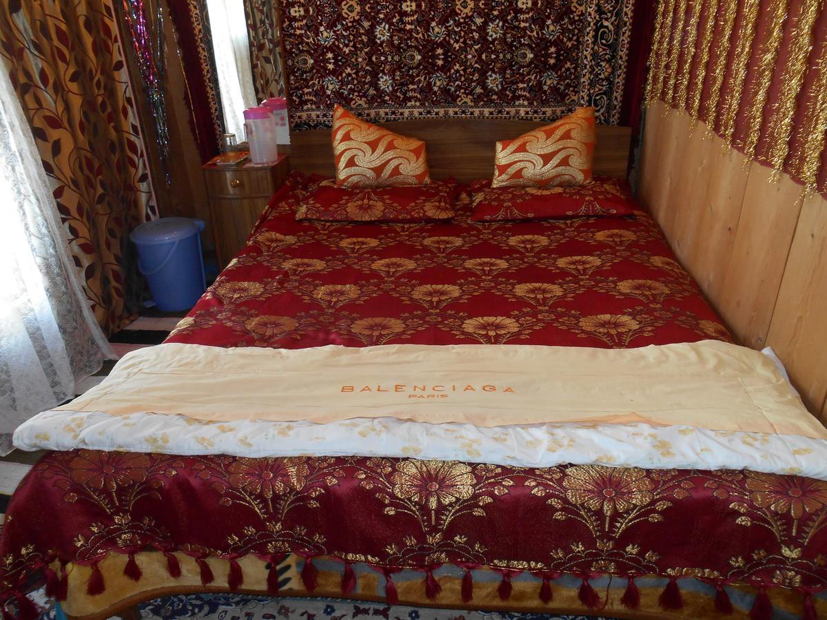 לינה וארוחת בוקר Srīnagar Houseboat Dunhill מראה חיצוני תמונה