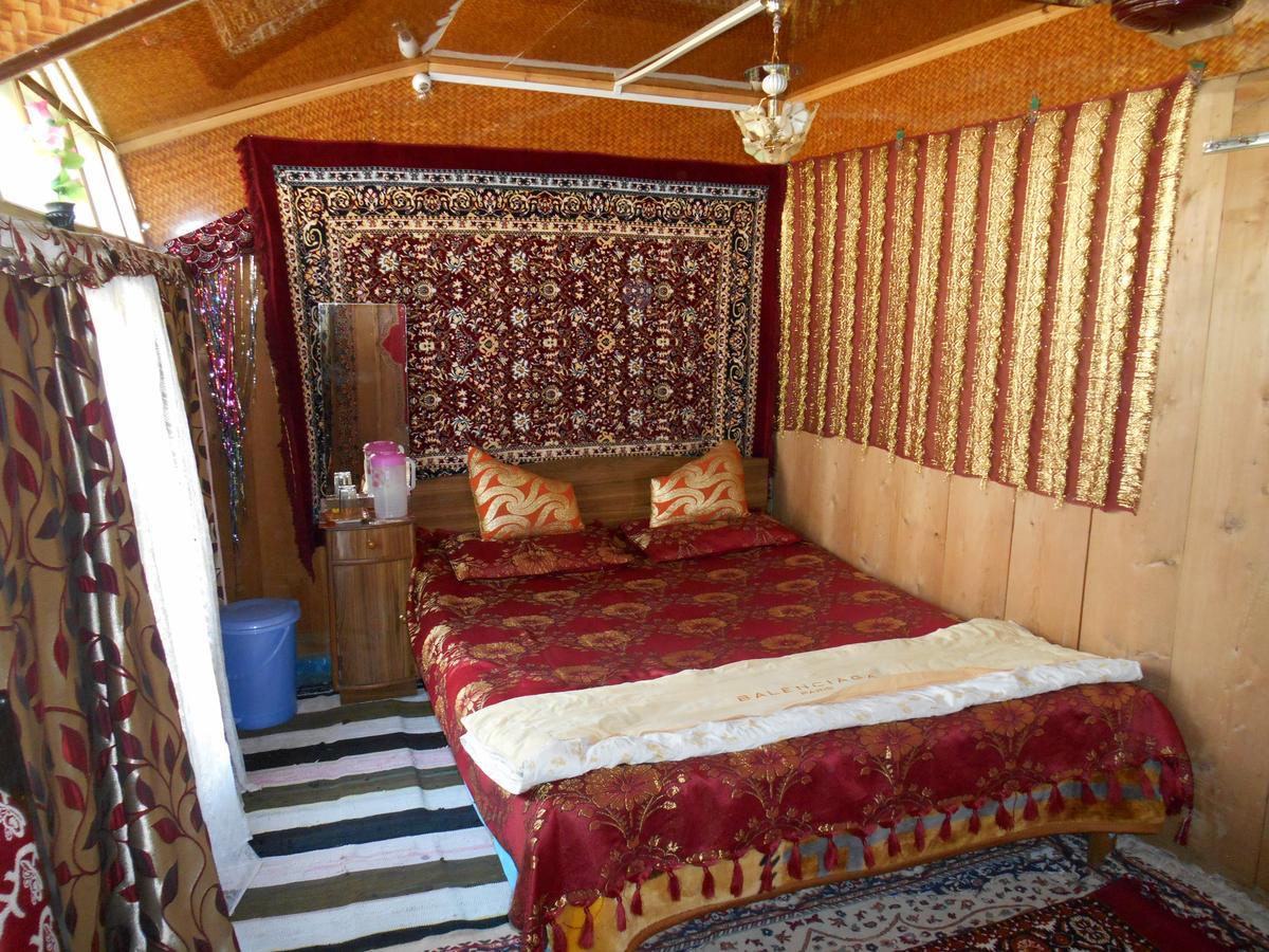לינה וארוחת בוקר Srīnagar Houseboat Dunhill מראה חיצוני תמונה