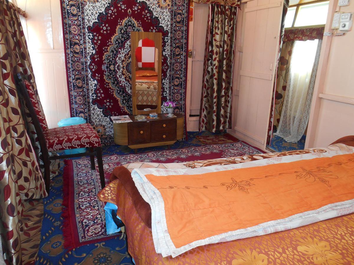 לינה וארוחת בוקר Srīnagar Houseboat Dunhill מראה חיצוני תמונה