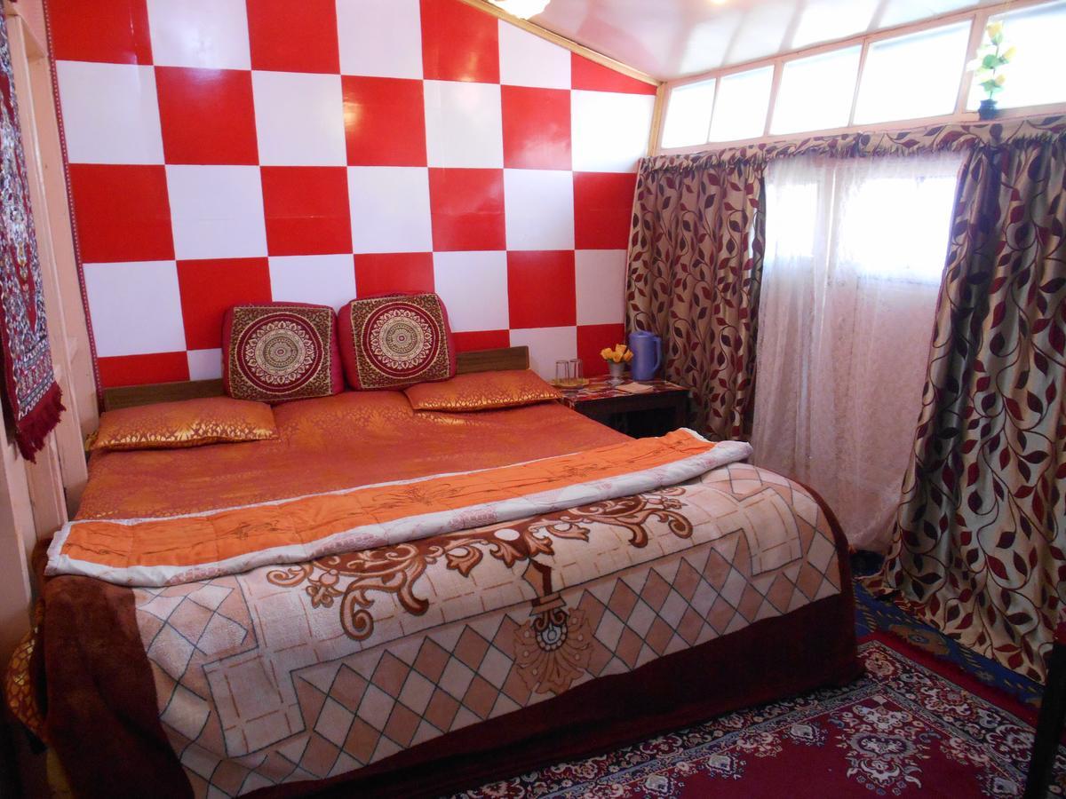 לינה וארוחת בוקר Srīnagar Houseboat Dunhill מראה חיצוני תמונה