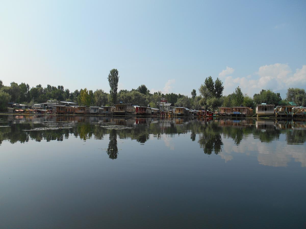 לינה וארוחת בוקר Srīnagar Houseboat Dunhill מראה חיצוני תמונה