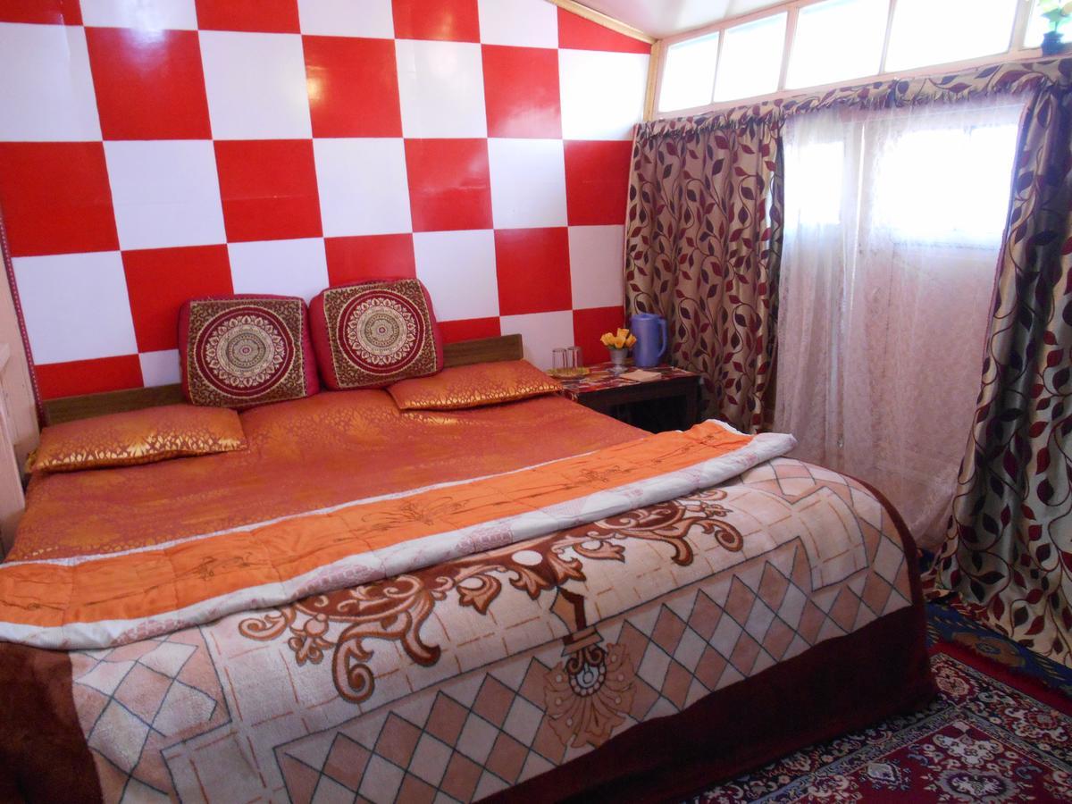 לינה וארוחת בוקר Srīnagar Houseboat Dunhill מראה חיצוני תמונה